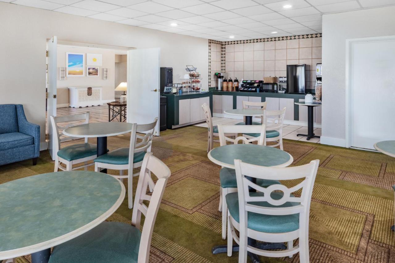 Days Inn By Wyndham Del Rio Exterior photo