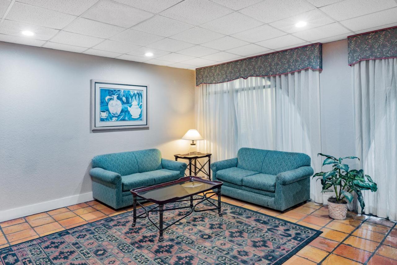 Days Inn By Wyndham Del Rio Exterior photo