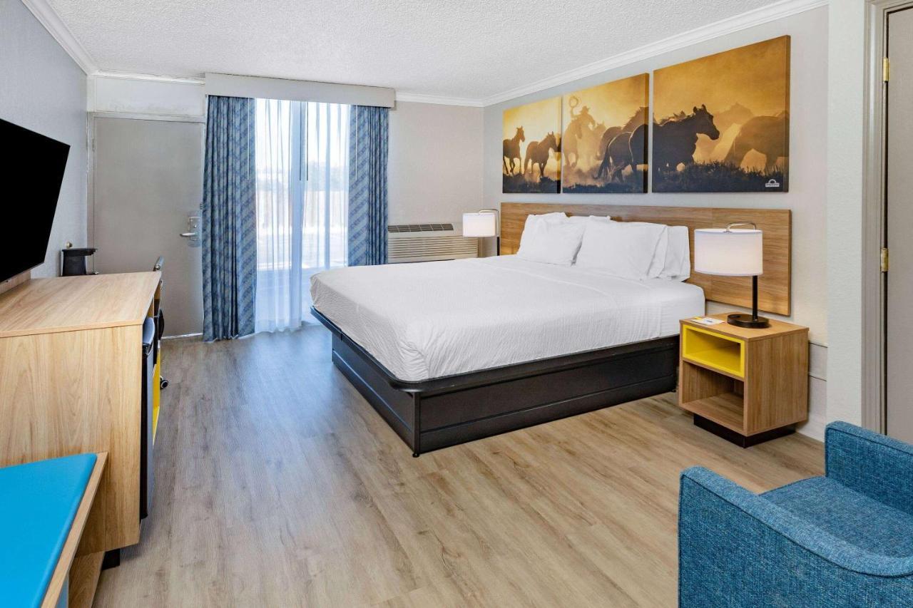 Days Inn By Wyndham Del Rio Exterior photo