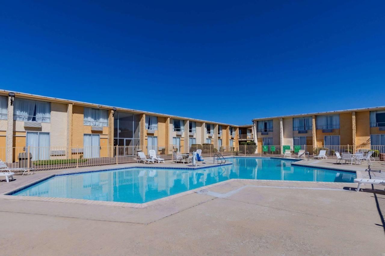 Days Inn By Wyndham Del Rio Exterior photo