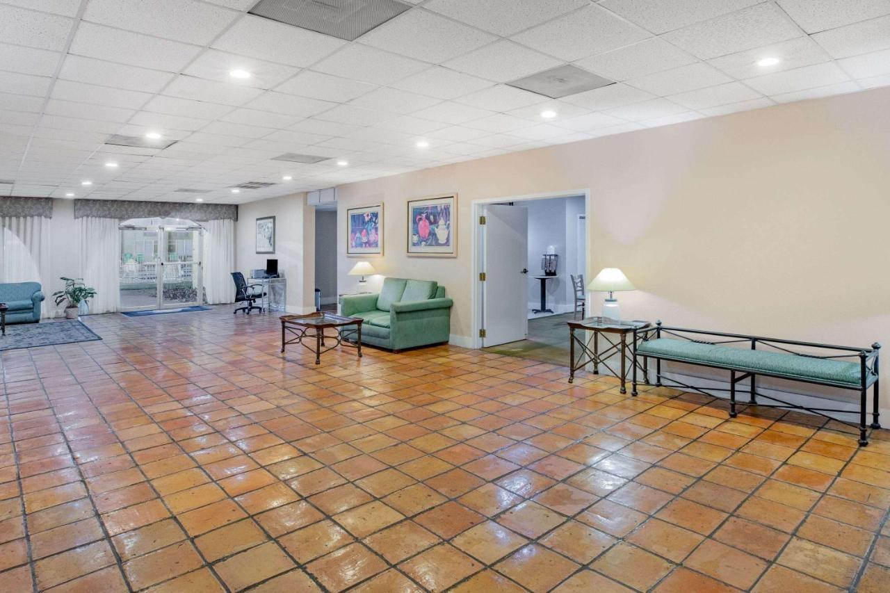 Days Inn By Wyndham Del Rio Exterior photo
