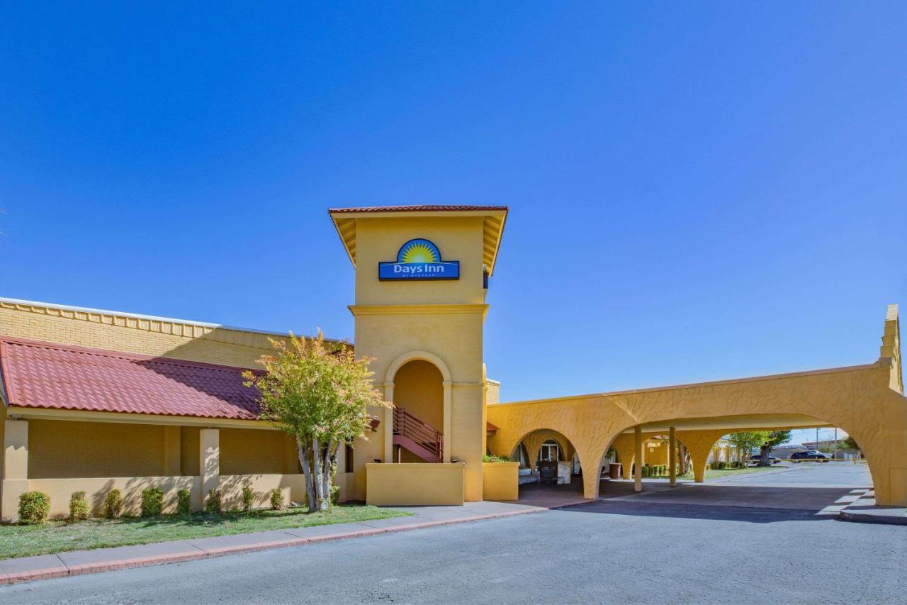 Days Inn By Wyndham Del Rio Exterior photo