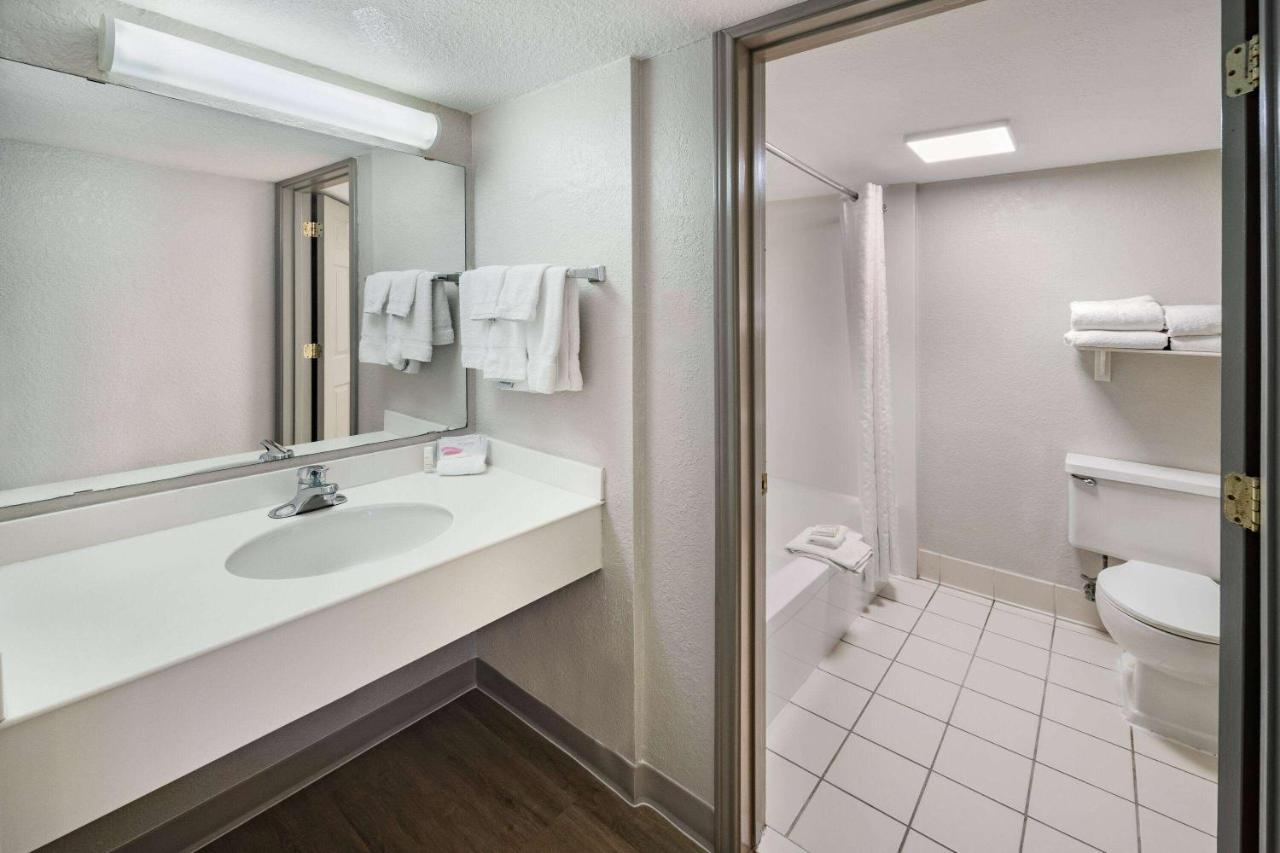 Days Inn By Wyndham Del Rio Exterior photo